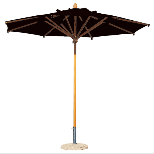 Houtstokparasol met iroko houten middenmast en baleinen. Voorzien van zwart doek.