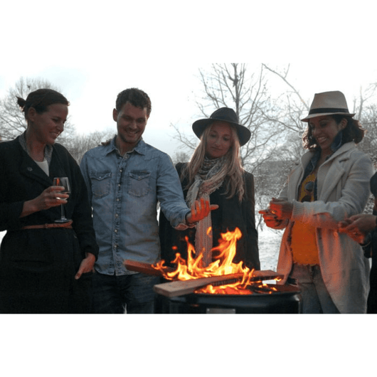 Barrelq olievat als vuurkorf in winterse sfeer.