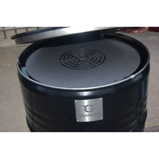 Olievat staal omgebouwd tot barbecue of vuurkorf. 200 liter, kleur zwart. Inclusief teppanyakiplaat.