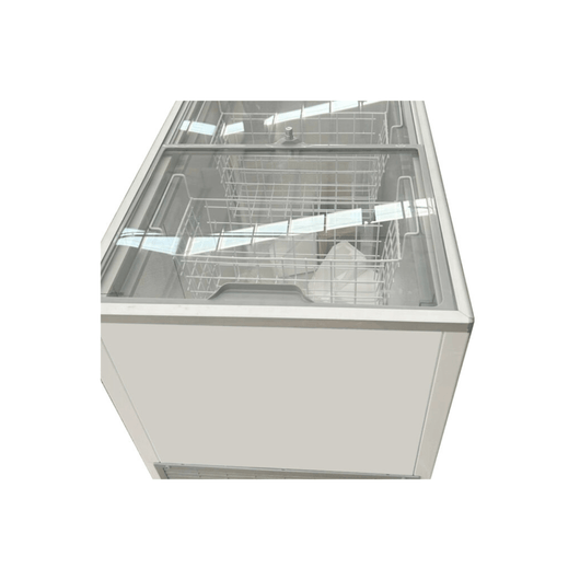 Koel- vrieskist met glazen schuifdeksel. De schuifdeksel is gemaakt van gehard glas. De koelkist heeft een bruto inhoudsvolume van 314 liter. 