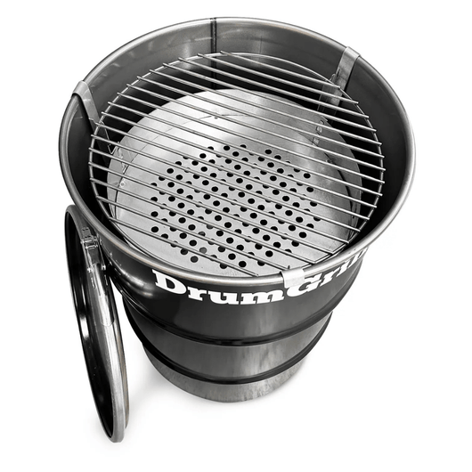 Zwart olievat omgeturnd tot vuurkorf annex barbecue. Kleur zwart.