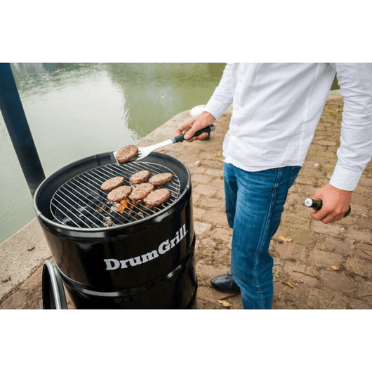 Olievat vuurkorf annex barbecue op een kade met hamburgers
