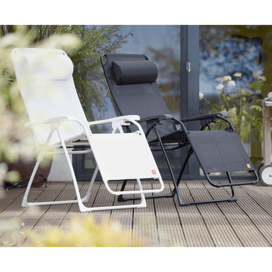 Relaxstoel - ligstoel Amida. Aluminium frame met kunststof armleggers en textileen dek. Kleur: wit en zwart