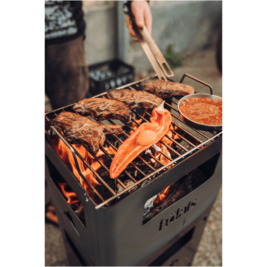 Gestapelde corten stalen Beer Boxen met grillrooster in gebruik als barbecue.