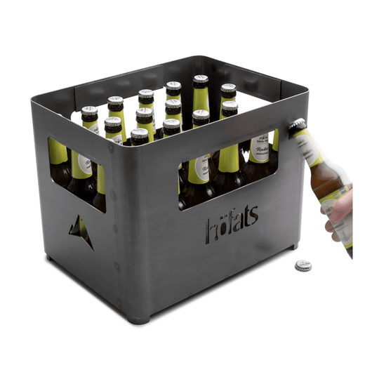 Corten stalen Beer Box vuurschaal van Höfats gevuld met flessen bier. 1 fles wordt geopend door de geïntegreerde opener aan de zijkant