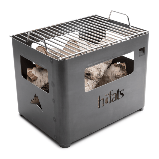 Corten stalen Beer Box vuurschaal van Höfats met grillrooster. Gevuld met haardblokken.