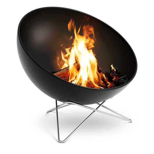 Höfats Bowl vuurschaal. Zwart geëmailleerd schaal met rvs ster voet. Gekanteld met brandend vuur.