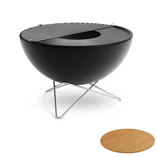 Höfats Bowl vuurschaal. Zwart geëmailleerd schaal met gietijzeren plancha plaat, bamboe plank, rvs rooster en ster voet.