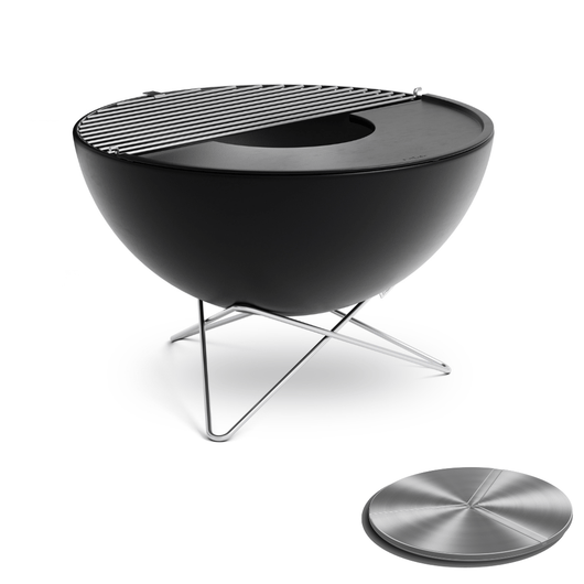 Höfats Bowl vuurschaal. Zwart geëmailleerd schaal met gietijzeren plancha plaat, rvs deksel, rvs rooster en ster voet.