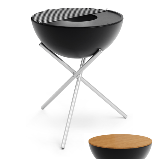 Höfats Bowl vuurschaal. Zwart geëmailleerd schaal met gietijzeren plancha plaat, bamboe plank, rvs rooster en tripod voet.