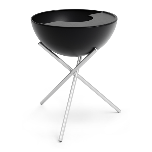 Höfats Bowl vuurschaal. Zwart geëmailleerd schaal, gietijzeren planchaplaat en rvs tripod voet.