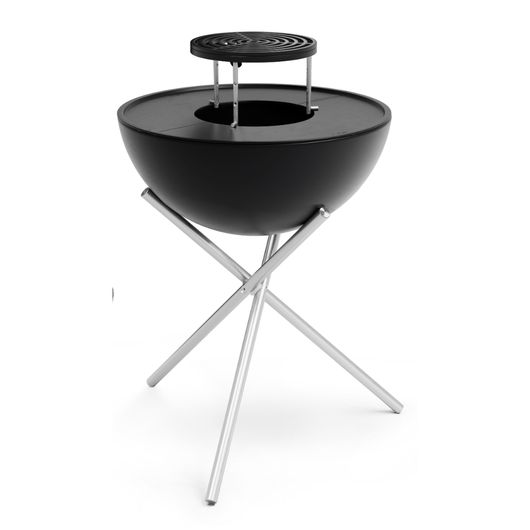 Höfats Bowl vuurschaal. Zwart geëmailleerd schaal, gietijzeren planchaset, sear grate en rvs tripod voet.