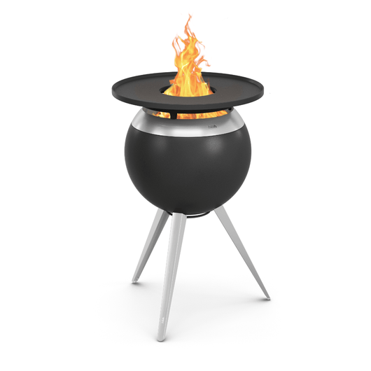 Höfats MOON 45 vuurkorf roestvrijstaal met hoge roestvrijstalen standaard. Voorzien van Geëmailleerd gietijzeren grillring en brandend vuur – rookvrije design vuurkorf met houtvergassingstechnologie