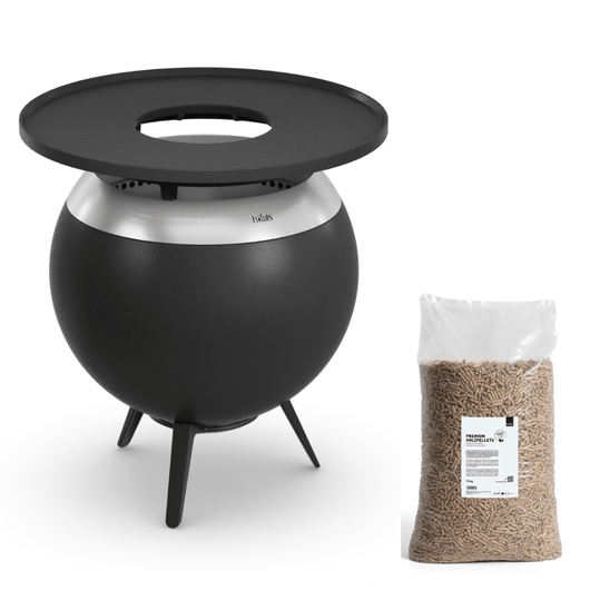 Höfats MOON 45 vuurkorf zilver met lage gietijzeren standaard en grillring – rookvrije design vuurkorf met houtvergassingstechnologie. 15 kg zak palletkorrels