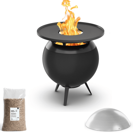 Höfats MOON 45 vuurkorf zwart met lage gietijzeren standaard, grillring, rvs deksel en 15kg palletkorrels – rookvrije design vuurkorf met houtvergassingstechnologie. 