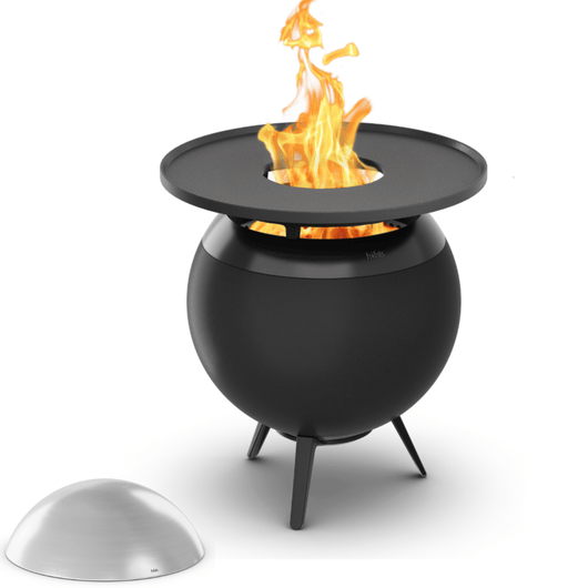 Höfats MOON 45 vuurkorf zwart met lage gietijzeren standaard, grillring en rvs deksel – rookvrije design vuurkorf met houtvergassingstechnologie. 