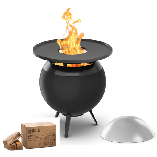 Höfats MOON 45 vuurkorf zwart met lage gietijzeren standaard, grillring, rvs deksel en 12kg brandhout – rookvrije design vuurkorf met houtvergassingstechnologie. 