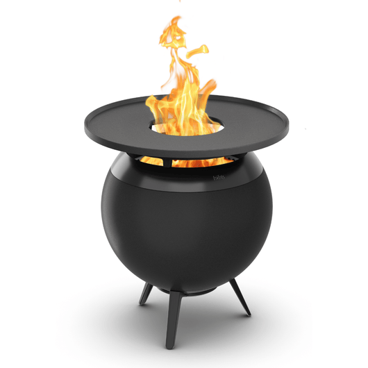 Höfats MOON 45 vuurkorf zwart met lage gietijzeren standaard. Voorzien van Geëmailleerd gietijzeren grillring en brandend vuur – rookvrije design vuurkorf met houtvergassingstechnologie