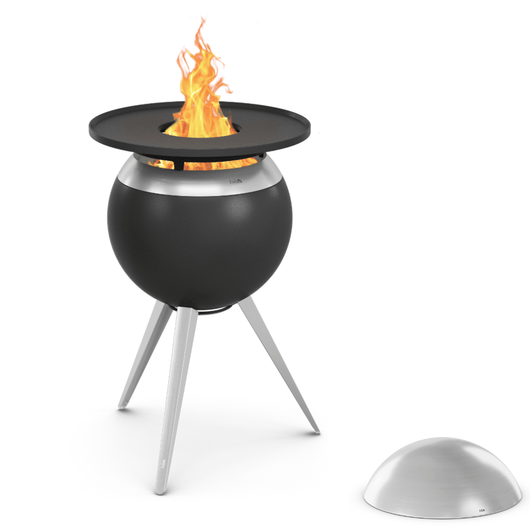 Höfats MOON 45 vuurkorf zilver met hoge rvs standaard, deksel, grillrin – rookvrije design vuurkorf met houtvergassingstechnologie. 