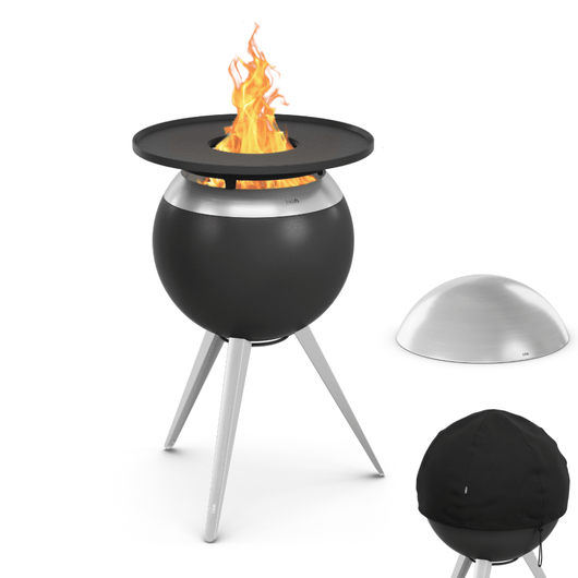 Höfats MOON 45 vuurkorf zilver met hoge rvs standaard, deksel, grillring en afdekhoes – rookvrije design vuurkorf met houtvergassingstechnologie. 