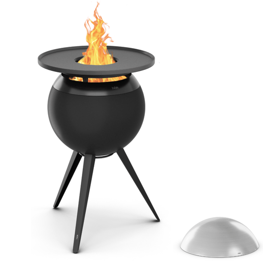 Höfats MOON 45 vuurkorf zwart met hoge rvs standaard en rvs deksel – rookvrije design vuurkorf met houtvergassingstechnologie. 