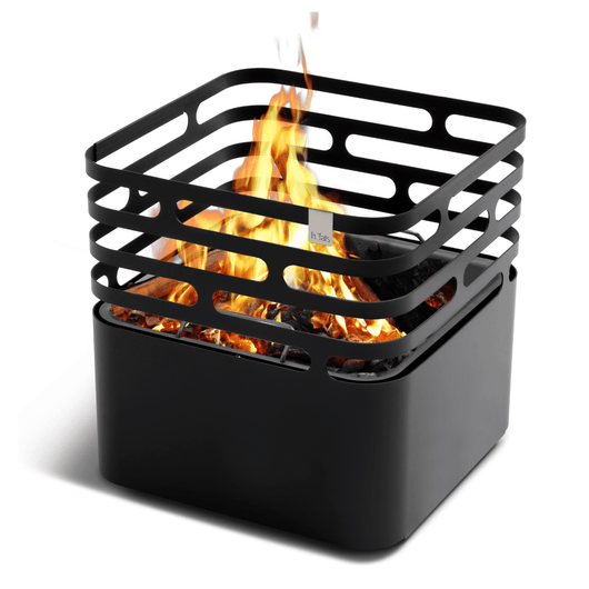 Zwarte Höfats Cube vuurkorf van gepoedercoat roestvrij staal, stijlvolle en multifunctionele vuurkorf met brandend houtvuur.