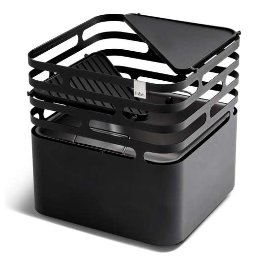 Zwarte Höfats Cube vuurkorf van gepoedercoat roestvrij staal, stijlvolle en multifunctionele vuurkorf met 2 gietijzeren plancha platen.