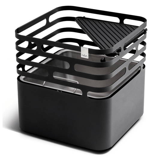 Zwarte Höfats Cube vuurkorf van gepoedercoat roestvrij staal, stijlvolle en multifunctionele vuurkorf met gietijzeren plancha plaat.