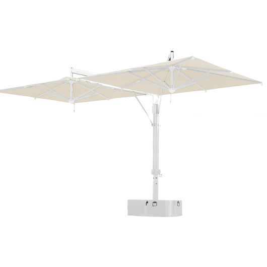 Zweefparasol voorzien van 2 handlieren aan de mast tbv afzonderlijke bediening van de  horecaparasols. Witte mast met ecru doek.