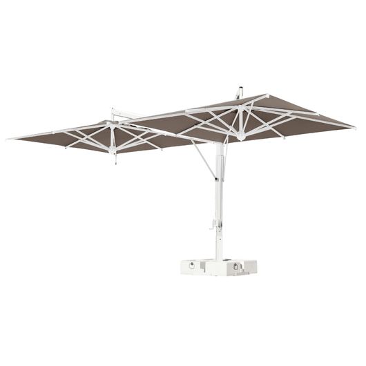 Zweefparasol voorzien van 2 handlieren aan de mast tbv afzonderlijke bediening van de  horecaparasols. Witte mast met taupe doek.