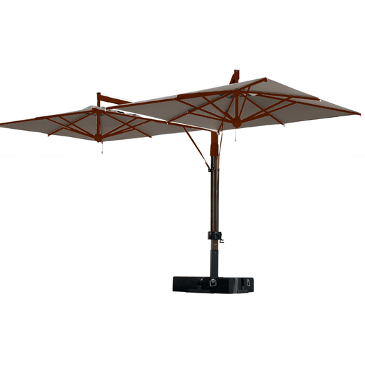 Zweefparasol voorzien van 2 handlieren aan de mast tbv afzonderlijke bediening van de  horecaparasols. Houten mast met taupe doek.