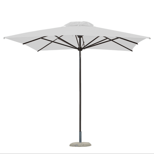 Houtstokparasol met aluminium middenmast en baleinen. Voorzien van telescopisch systeem en wit doek.
