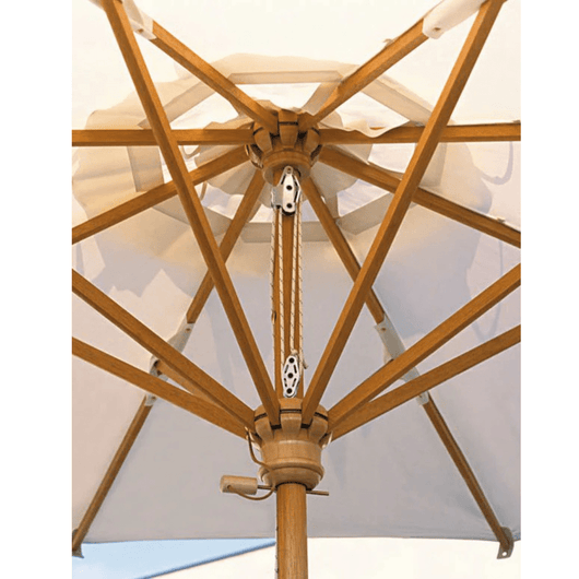 detail houtstokparasol met iroko houten middenmast en baleinen. Voorzien van telescopisch systeem en ecru doek.