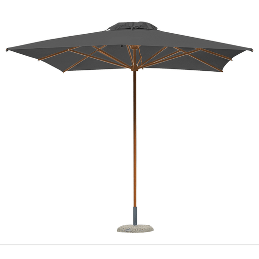 Houtstokparasol met iroko houten middenmast en baleinen. Voorzien van telescopisch systeem en zwart doek.