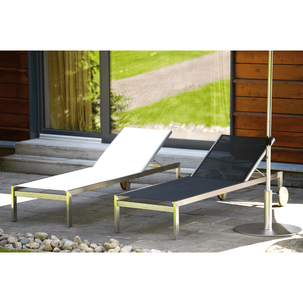Luxe ligbedden met rvs frame en textileeen webbing in de kleuren wit en zwart.