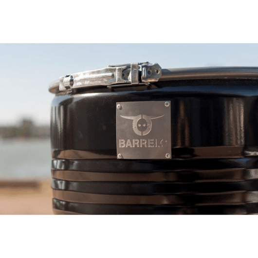 Logo op de barrelq olievat.