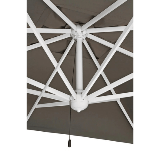 Zweefparasol Rimini met witte mast en opdraaimechanisme. Kleur doek: taupe. Detailfoto van de nok.