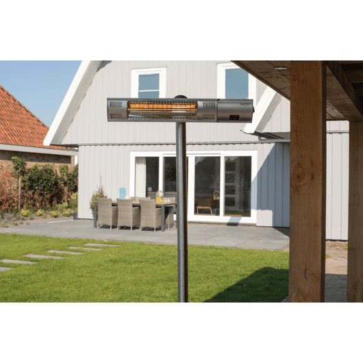 Staande heater zilver. bij houten overkapping.