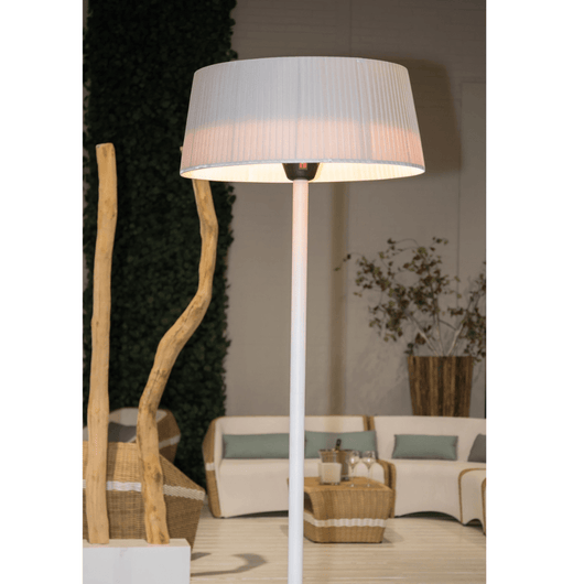 Witte staande heater bij een loungeset.