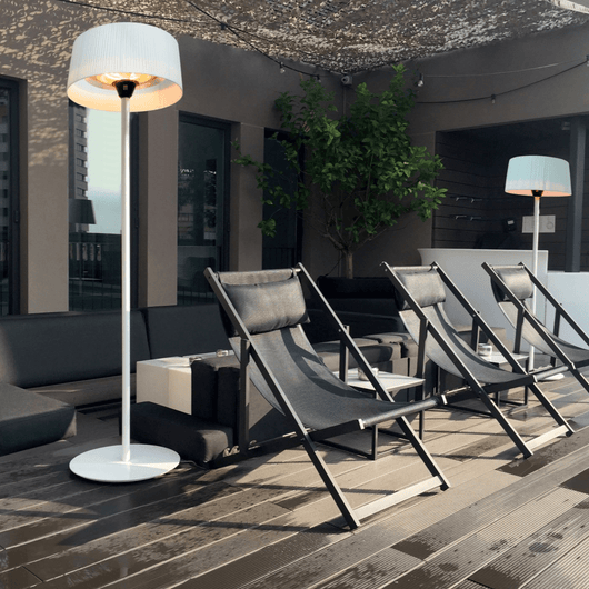 Witte staande heater bij ligstoelen antraciet.