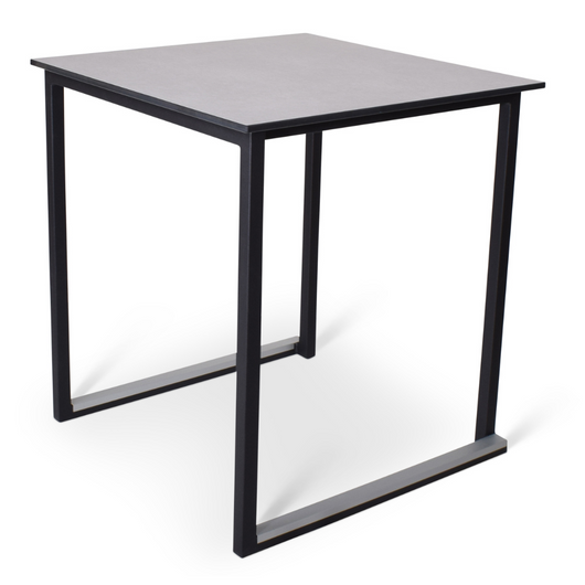 Terrastafel stapelbaar voorzien van zwart frame en betonlook compact blad: Afmeting: 70 x 70 cm. 