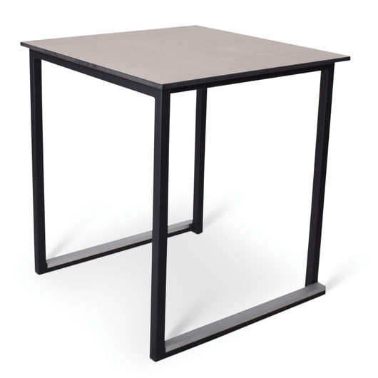 Terrastafel stapelbaar voorzien van zwart frame en steenlook compact blad: Afmeting: 70 x 70 cm. 