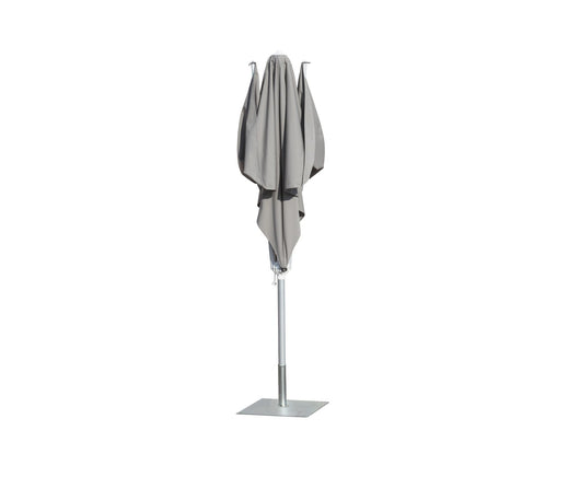 De parasol Vela is ongewoon en onconventioneel. De vormgever van het doek liet zich inspireren door de zee en de wind. Een aluminium frame met titanium-look. De onderdelen zijn van roestvrijstaal. Verkrijgbaar in de afmeting 2 x 2 en 3 x 3 m. Kleur: taupe