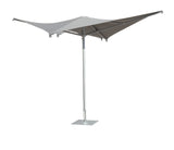 De parasol Vela is ongewoon en onconventioneel. De vormgever van het doek liet zich inspireren door de zee en de wind. Een aluminium frame met titanium-look. De onderdelen zijn van roestvrijstaal. Verkrijgbaar in de afmeting 2 x 2 en 3 x 3 m. Kleur: taupe