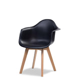 zwarte trendy stapelstoel met armleuning en houten poten