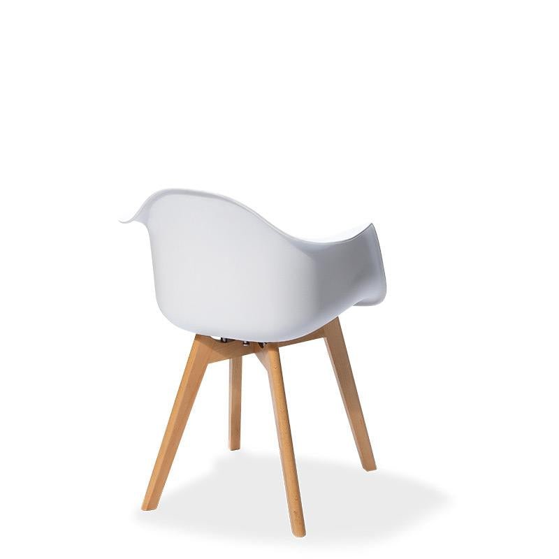witte trendy stapelstoel met armleuning en houten poten