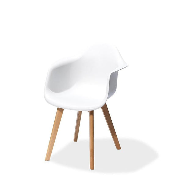 witte trendy stapelstoel met armleuning en houten poten