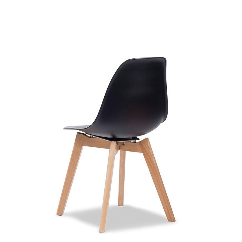 zwarte trendy stapelstoel zonder armleuning met houten poten achterkant