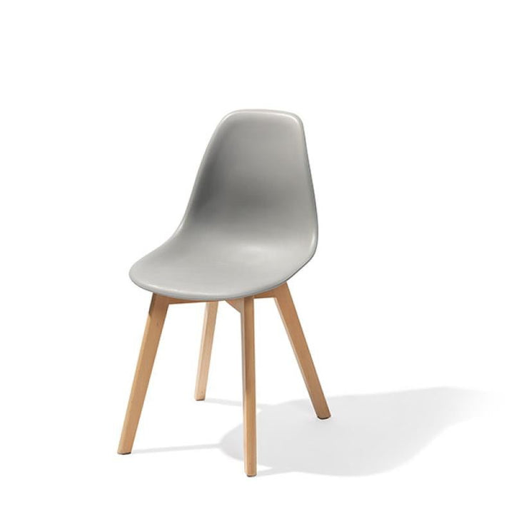 grijze trendy stapelstoel zonder armleuning met houten poten