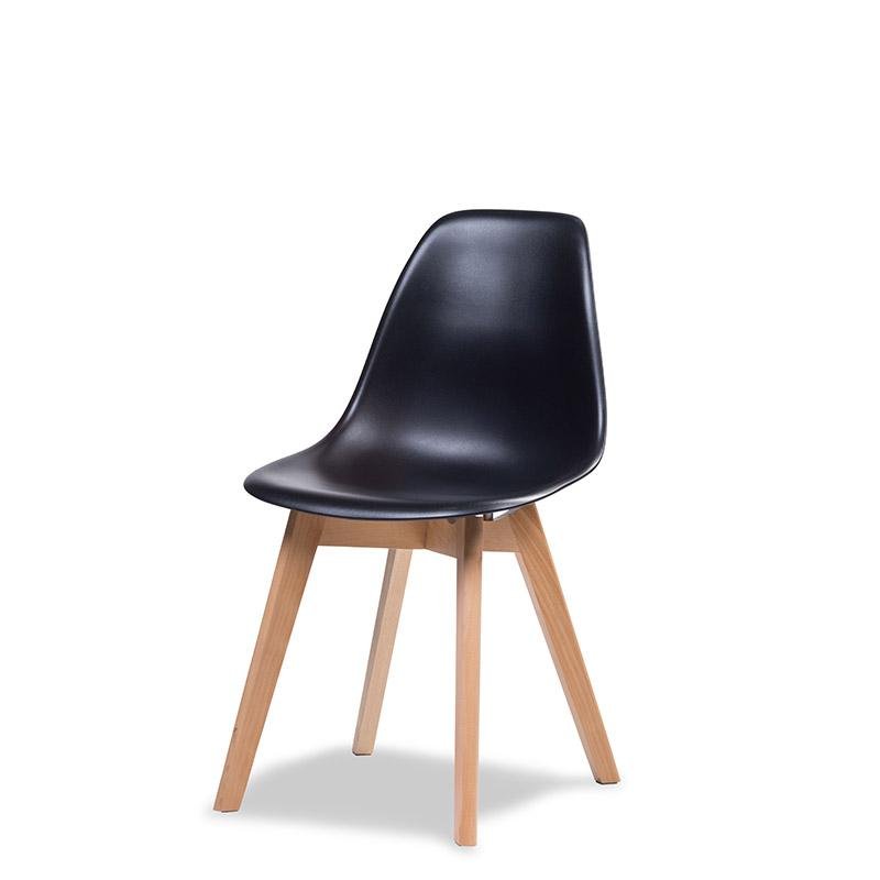 zwarte trendy stapelstoel zonder armleuning met houten poten